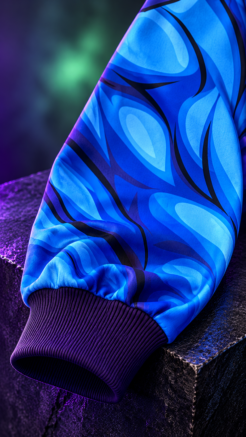 Detalle de la manga azul con músculos y puño morado