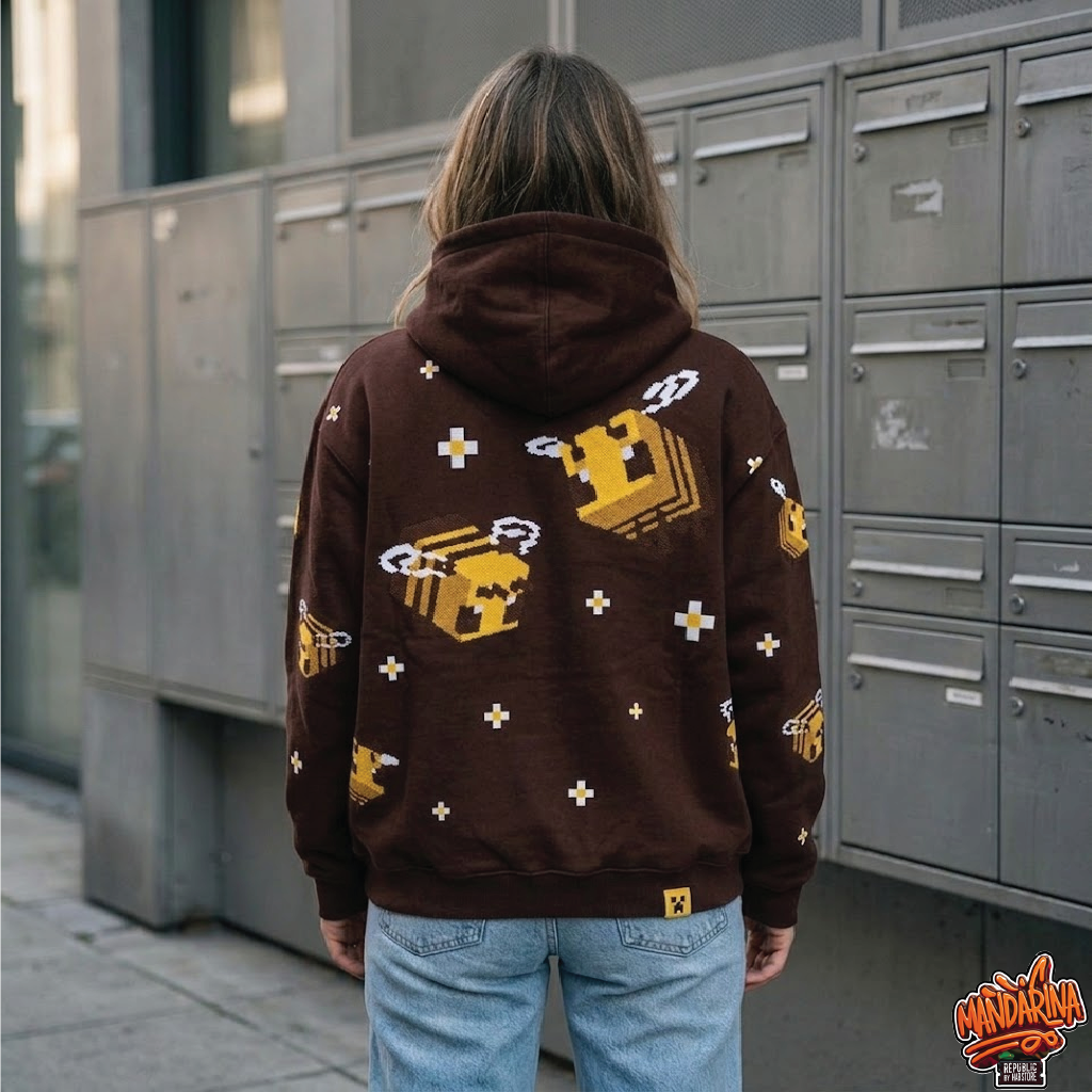 Mujer con Hoodie Minecraft Ecuador de espaldas - Sudadera streetwear gamer | Mandarina Republic